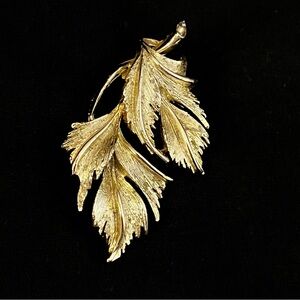 Vintage Lisner Brooch